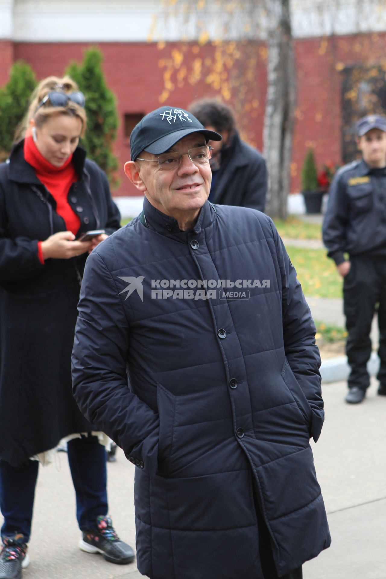 Диск366. Новодевичье кладбище. Труппа САТИРИКОНА в день 80-летия театра пришла к могиле Аркадия Райкина. 2019. На снимке: художественный руководитель театра, режиссер, актер Константин Райкин