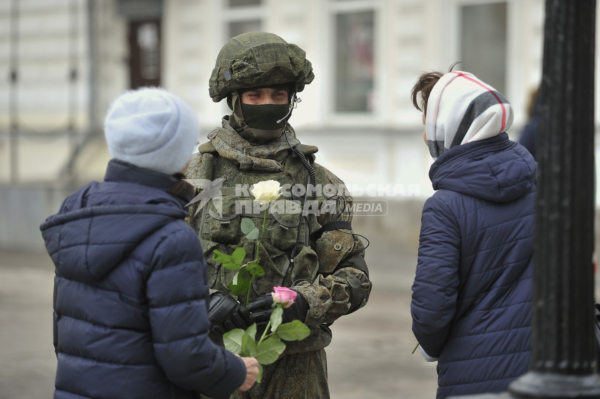 Екатеринбург. Военные разведчики в свой  профессиональный праздник дарили девушкам цветы