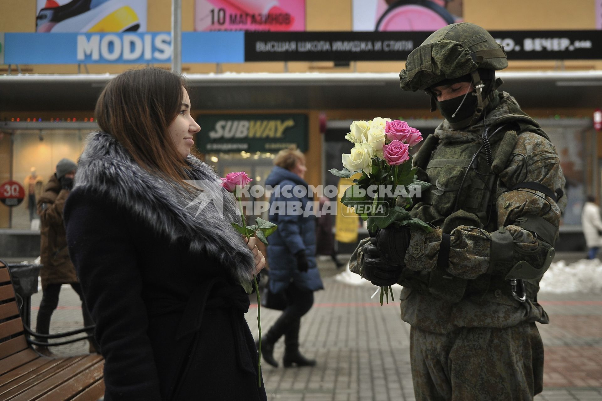 Екатеринбург. Военные разведчики в свой  профессиональный праздник дарили девушкам цветы