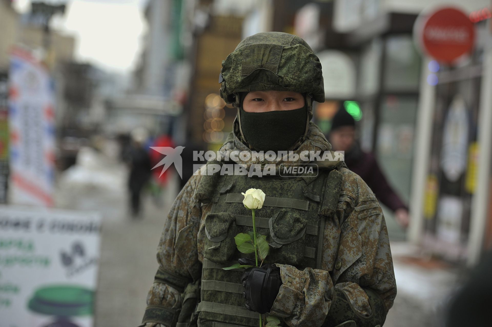 Екатеринбург. Военные разведчики в свой  профессиональный праздник дарили девушкам цветы