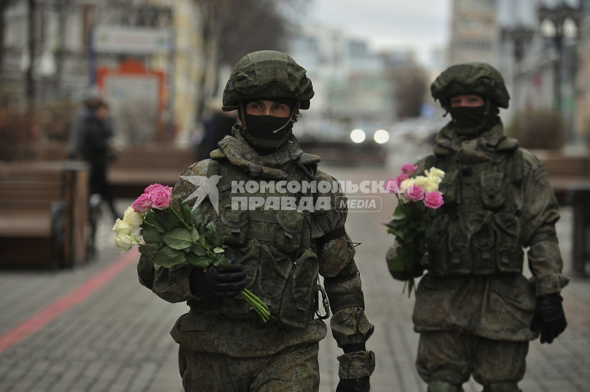 Екатеринбург. Военные разведчики в свой  профессиональный праздник дарили девушкам цветы