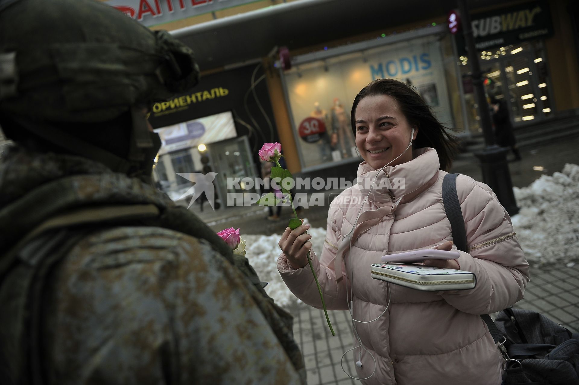 Екатеринбург. Военные разведчики в свой  профессиональный праздник дарили девушкам цветы