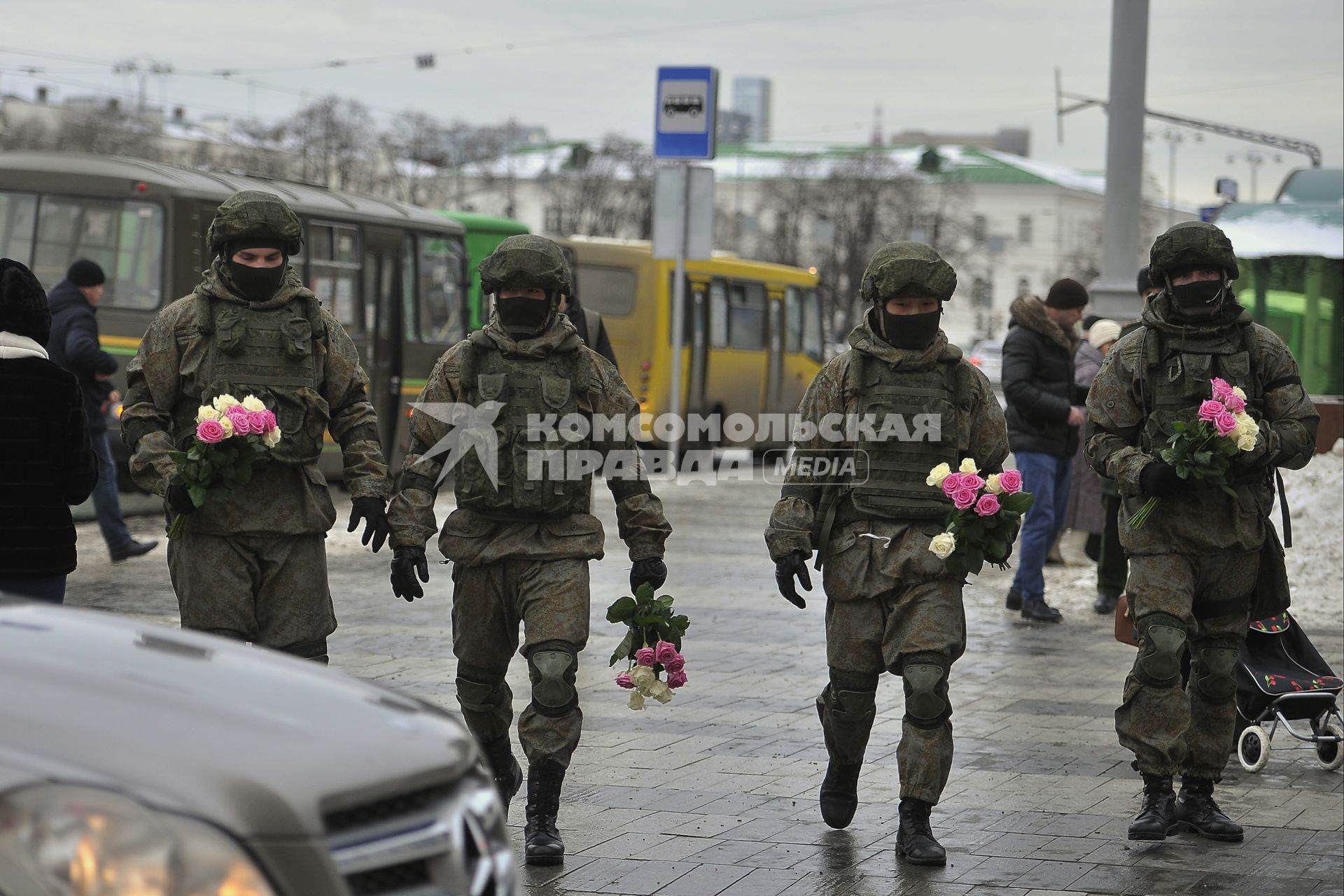 Екатеринбург. Военные разведчики в свой  профессиональный праздник дарили девушкам цветы