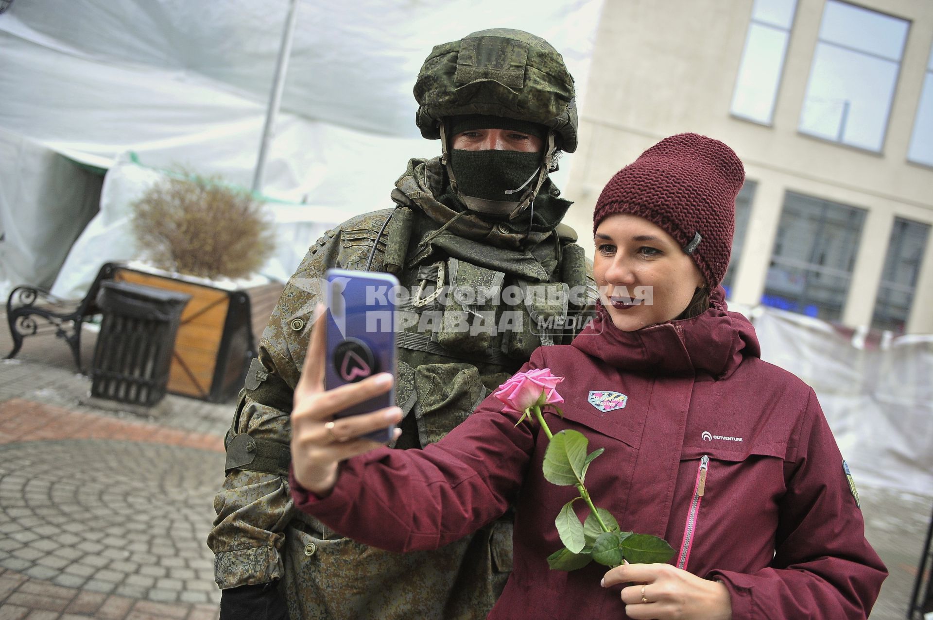 Екатеринбург. Военные разведчики в свой  профессиональный праздник дарили девушкам цветы