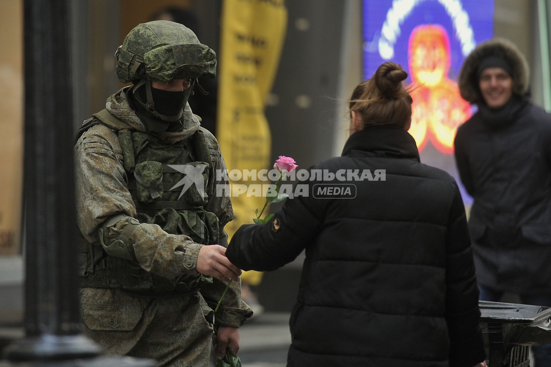 Екатеринбург. Военные разведчики в свой  профессиональный праздник дарили девушкам цветы