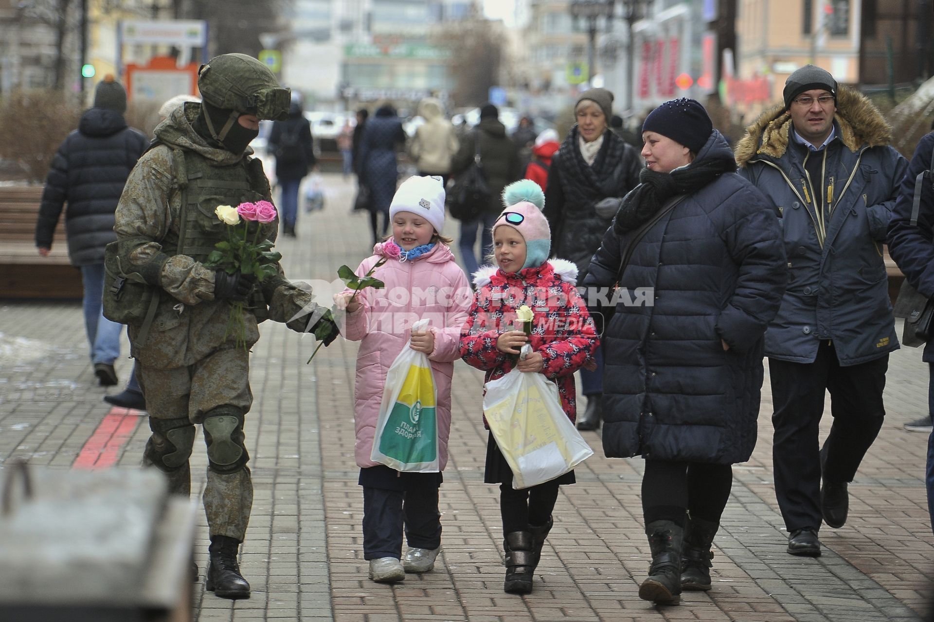 Екатеринбург. Военные разведчики в свой  профессиональный праздник дарили девушкам цветы