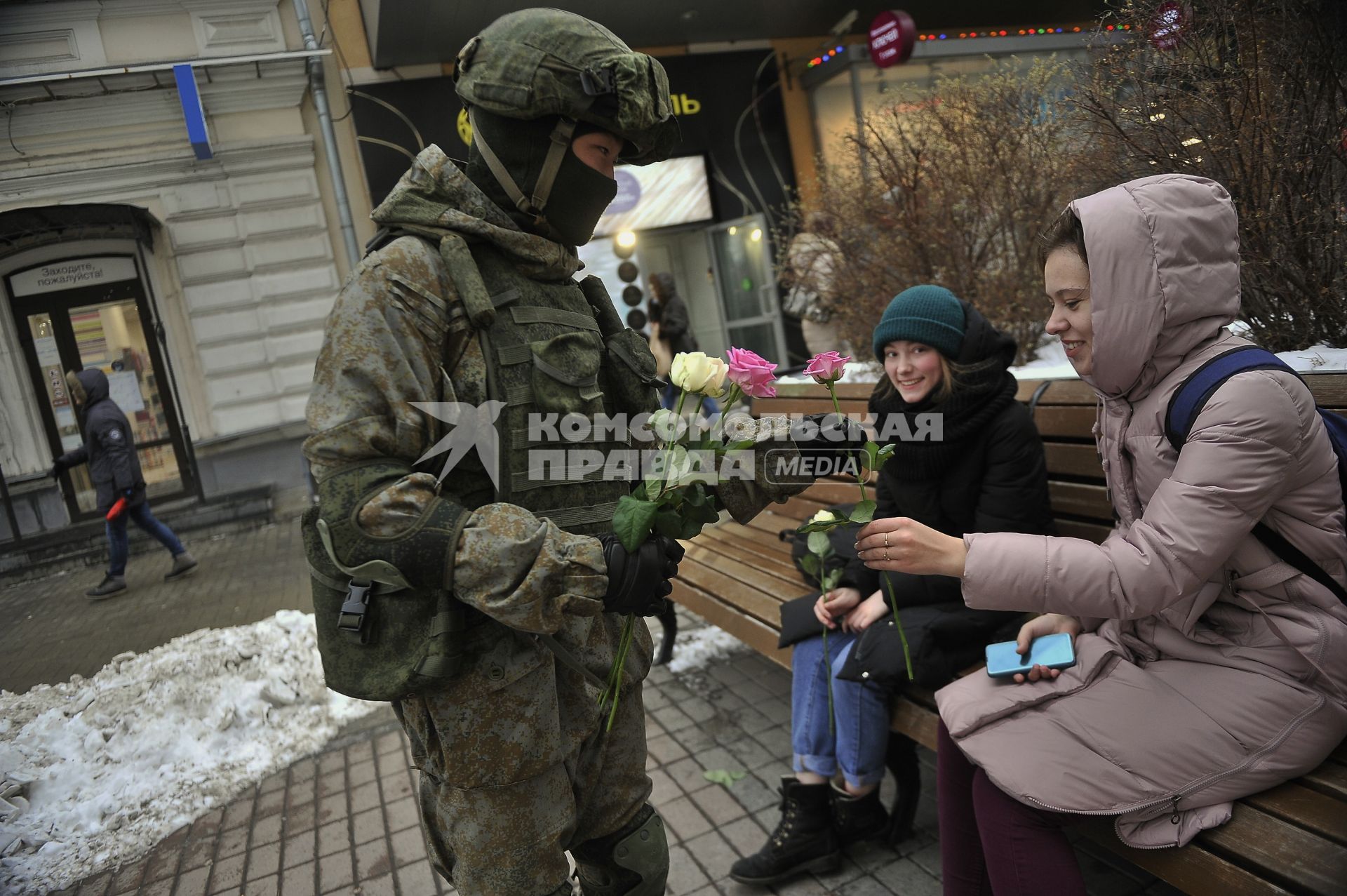 Екатеринбург. Военные разведчики в свой  профессиональный праздник дарили девушкам цветы