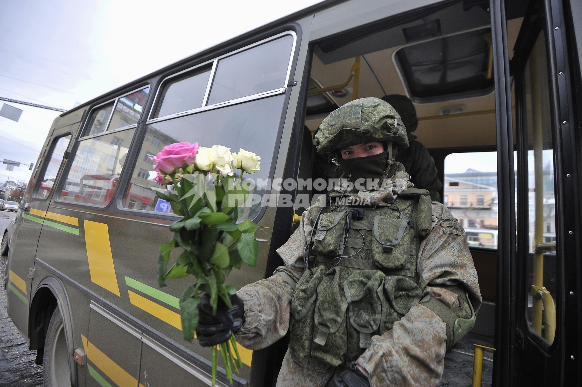 Екатеринбург. Военные разведчики в свой  профессиональный праздник дарили девушкам цветы