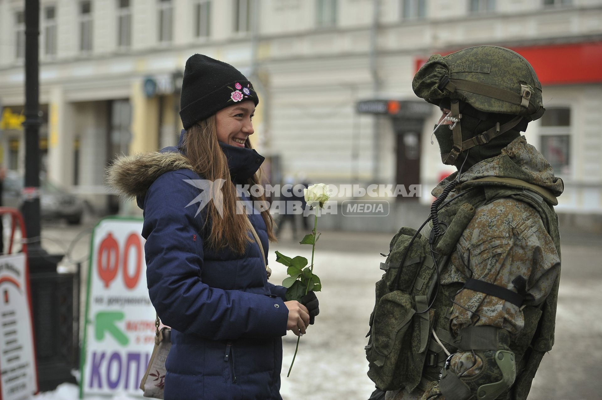 Екатеринбург. Военные разведчики в свой  профессиональный праздник дарили девушкам цветы