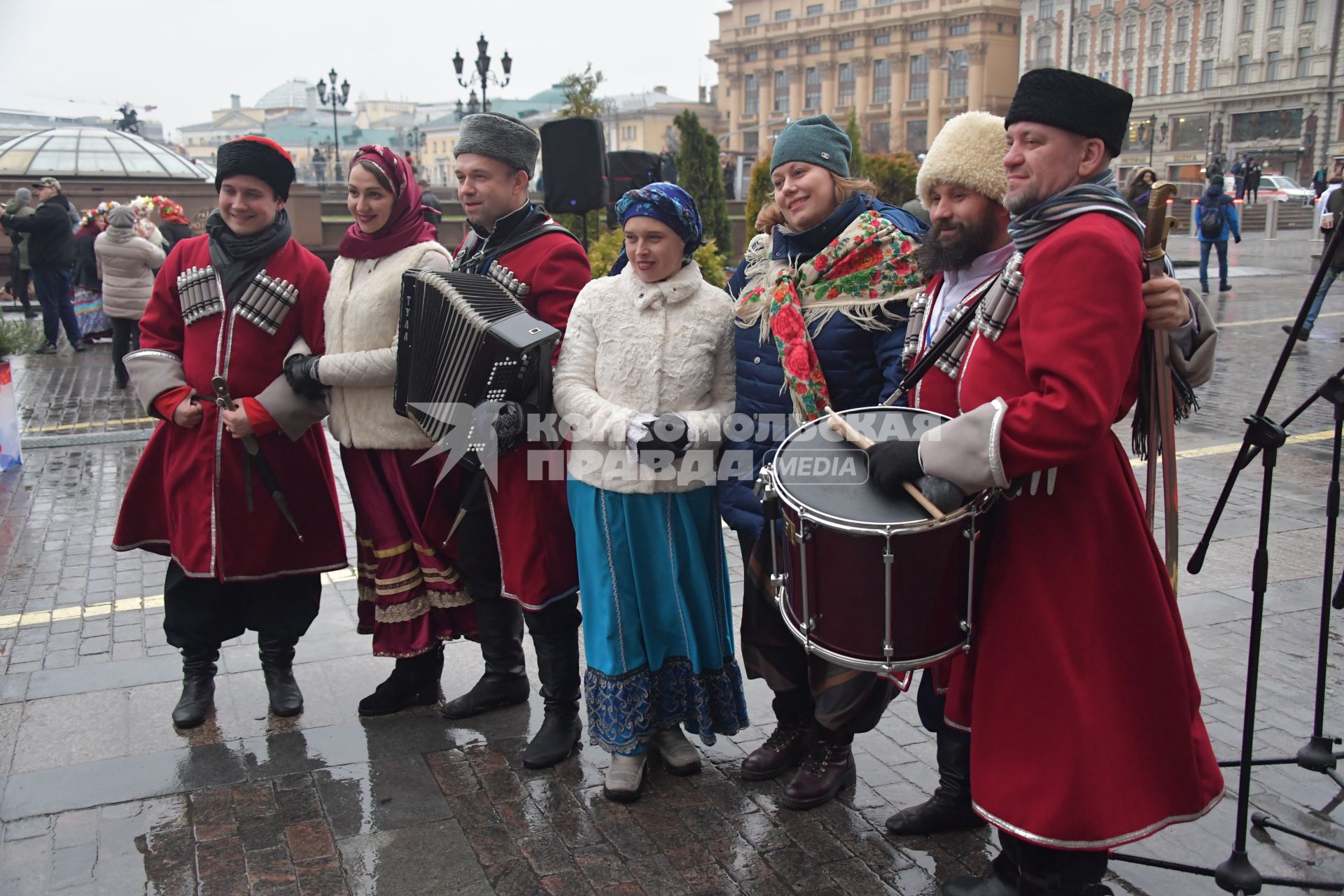 Москва.  Участники городского фестиваля `Россия объединяет` в рамках празднования Дня народного единства, на Манежной площади.