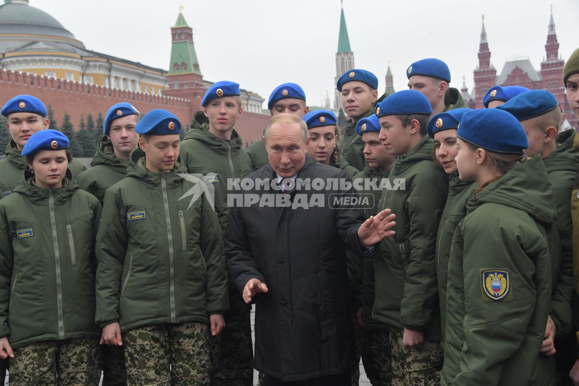 Москва. Президент РФ Владимир Путин в День народного единства.
с учащимися  военно-патриотического центра `Вымпел`.