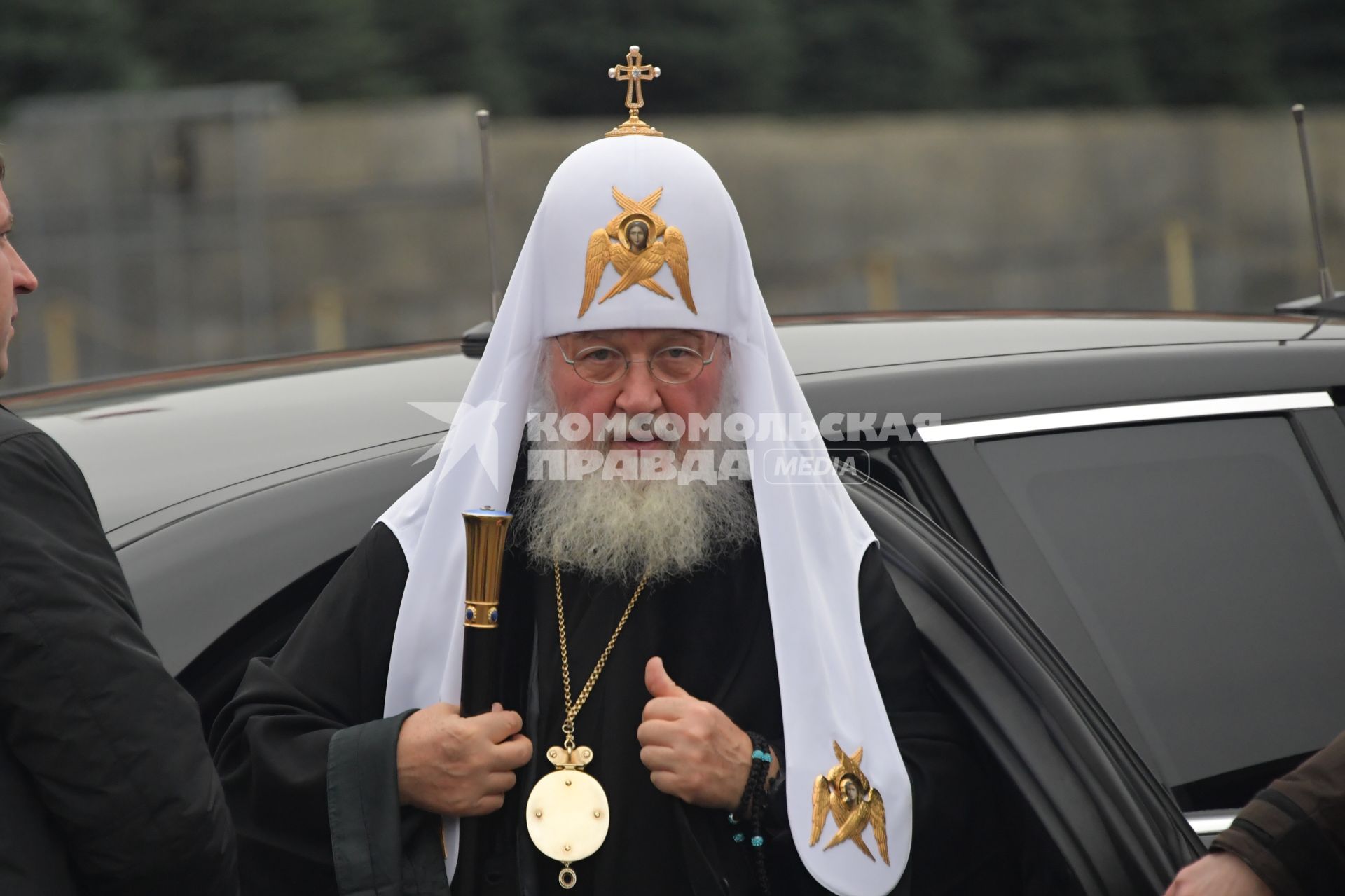 Москва. Патриарх Московский и Всея Руси Кирилл после возложения  цветов к памятнику Минину и Пожарскому в День народного единства.