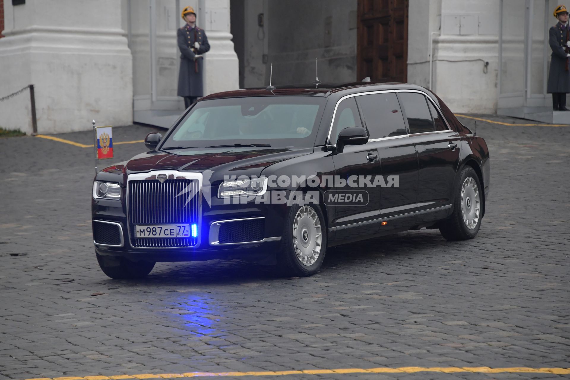 Москва.  Автомобиль Aurus Senat  президента РФ Владимира Путина  выезжает из  ворот Спасской башни.