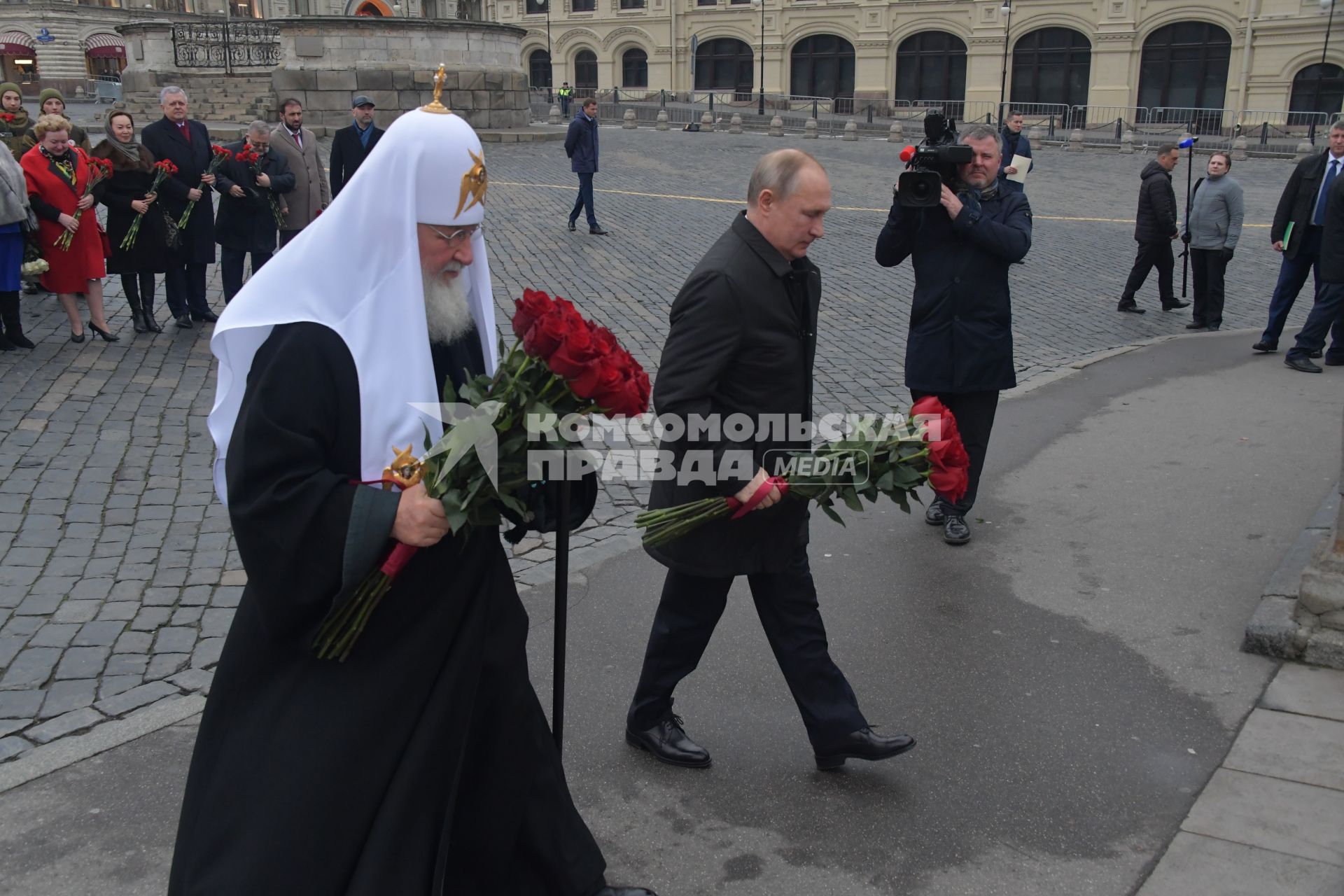 Москва. Патриарх Московский и Всея Руси Кирилл и президент РФ Владимир Путин  перед возложением цветов к памятнику Минину и Пожарскому в День народного единства.