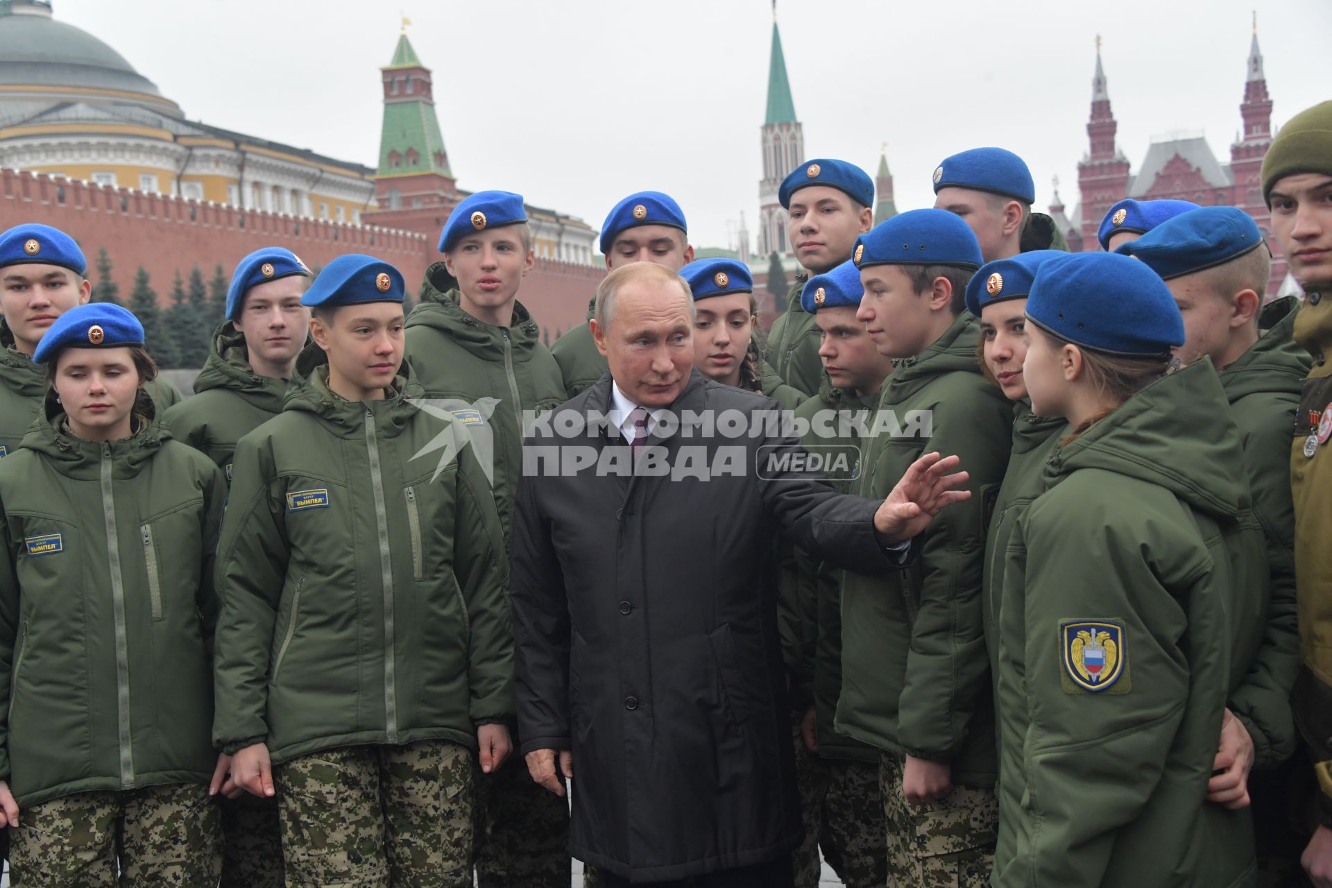 Москва. Президент РФ Владимир Путин в День народного единства.
с учащимися  военно-патриотического центра `Вымпел`.