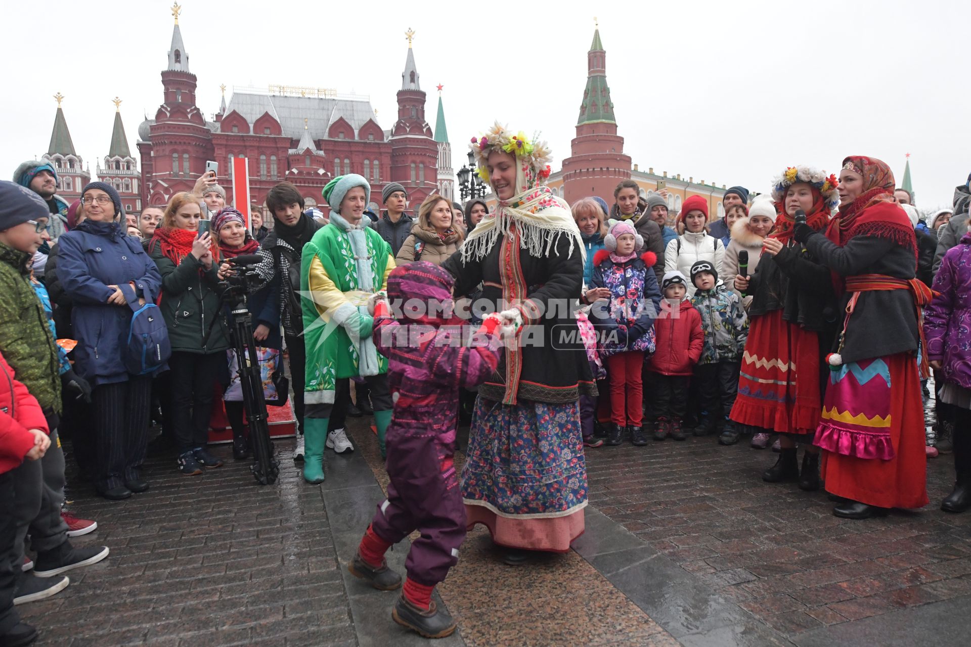 Москва.  Участники городского фестиваля `Россия объединяет` в рамках празднования Дня народного единства, на Манежной площади.