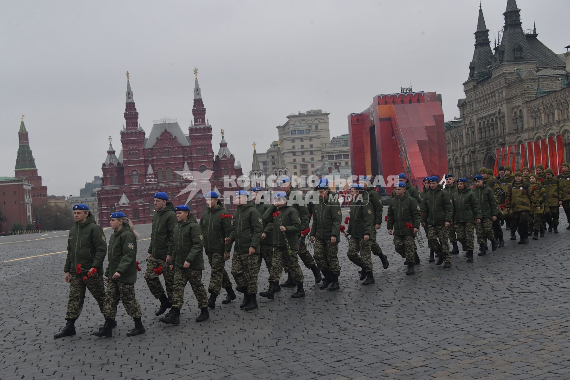 Москва. Курсанты военно-патриотического центра `Вымпел`возлагают цветы к памятнику Минину и Пожарскому в День народного единства.