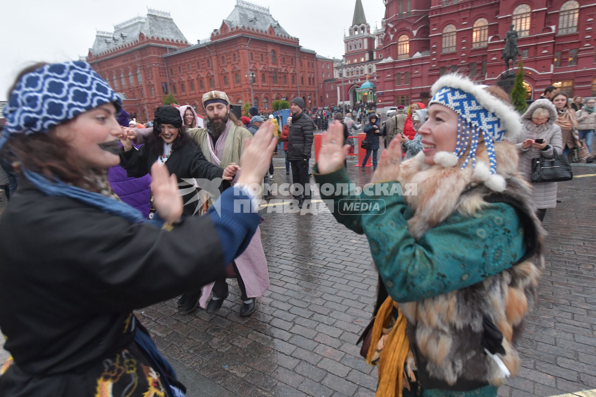 Москва.  Участники городского фестиваля `Россия объединяет` в рамках празднования Дня народного единства, на Манежной площади.