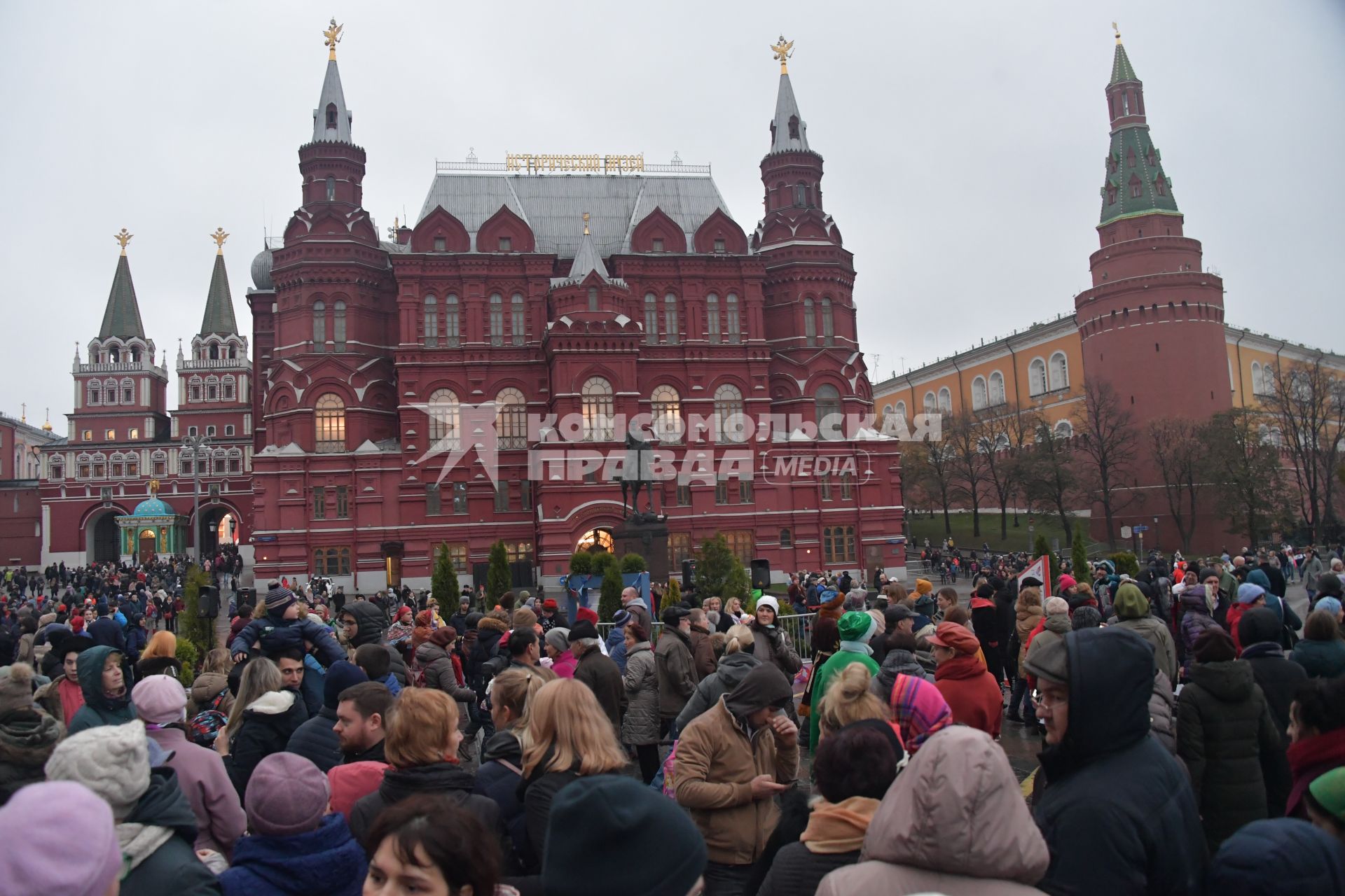 Москва.  Участники городского фестиваля `Россия объединяет` в рамках празднования Дня народного единства, на Манежной площади.