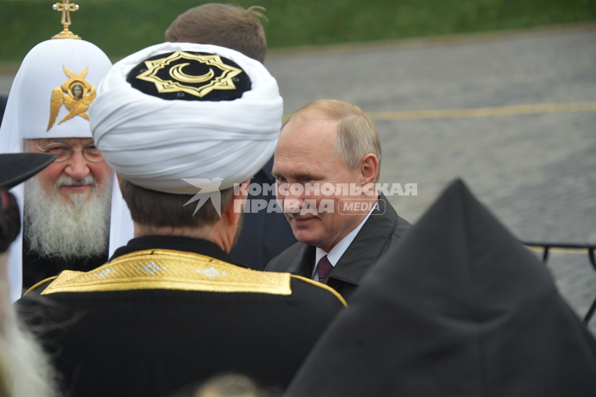 Москва. Патриарх Московский и Всея Руси Кирилл и президент РФ Владимир Путин во время возложения  цветов к памятнику Минину и Пожарскому в День народного единства.