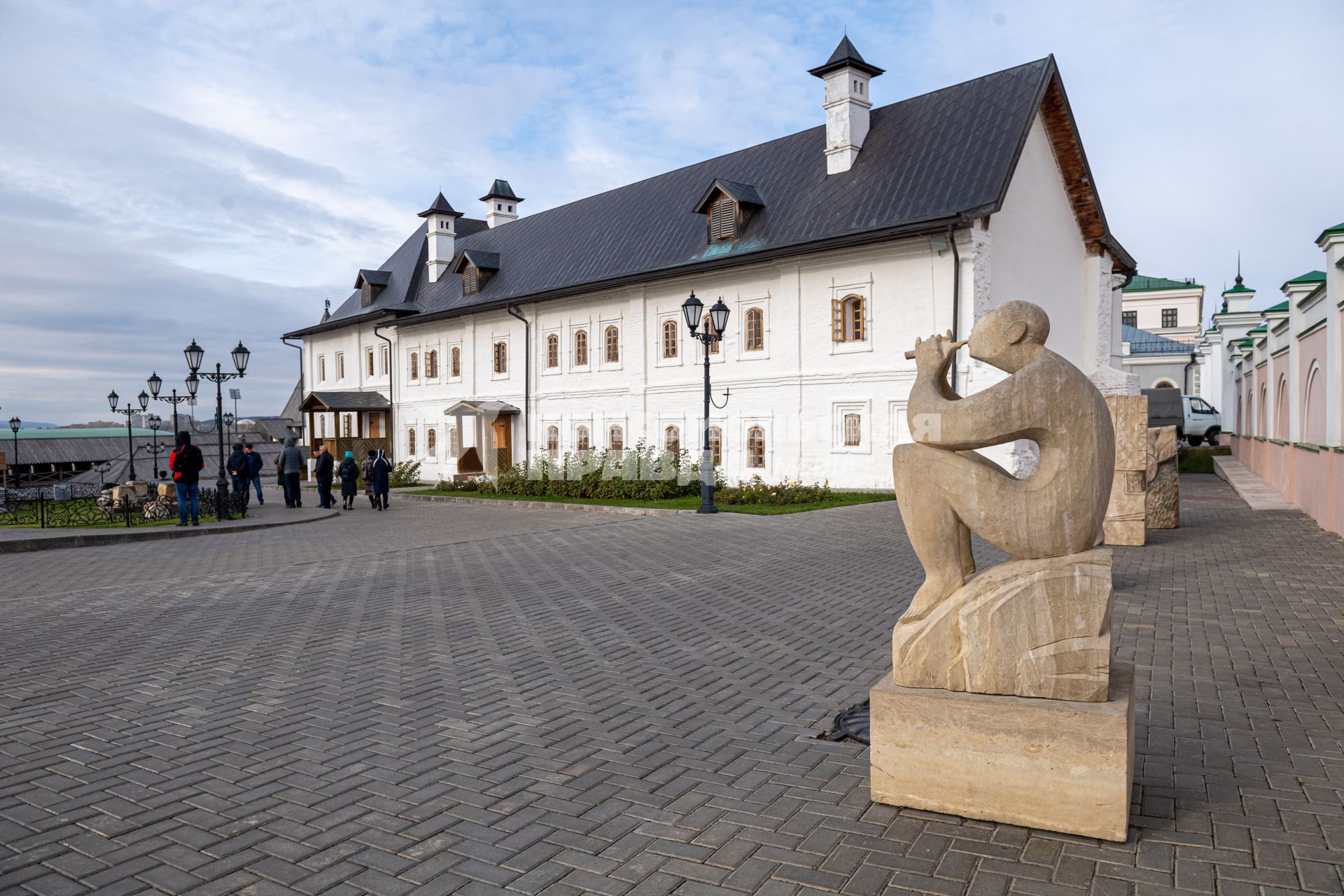 Казань.  Посетители в Казанском Кремле.