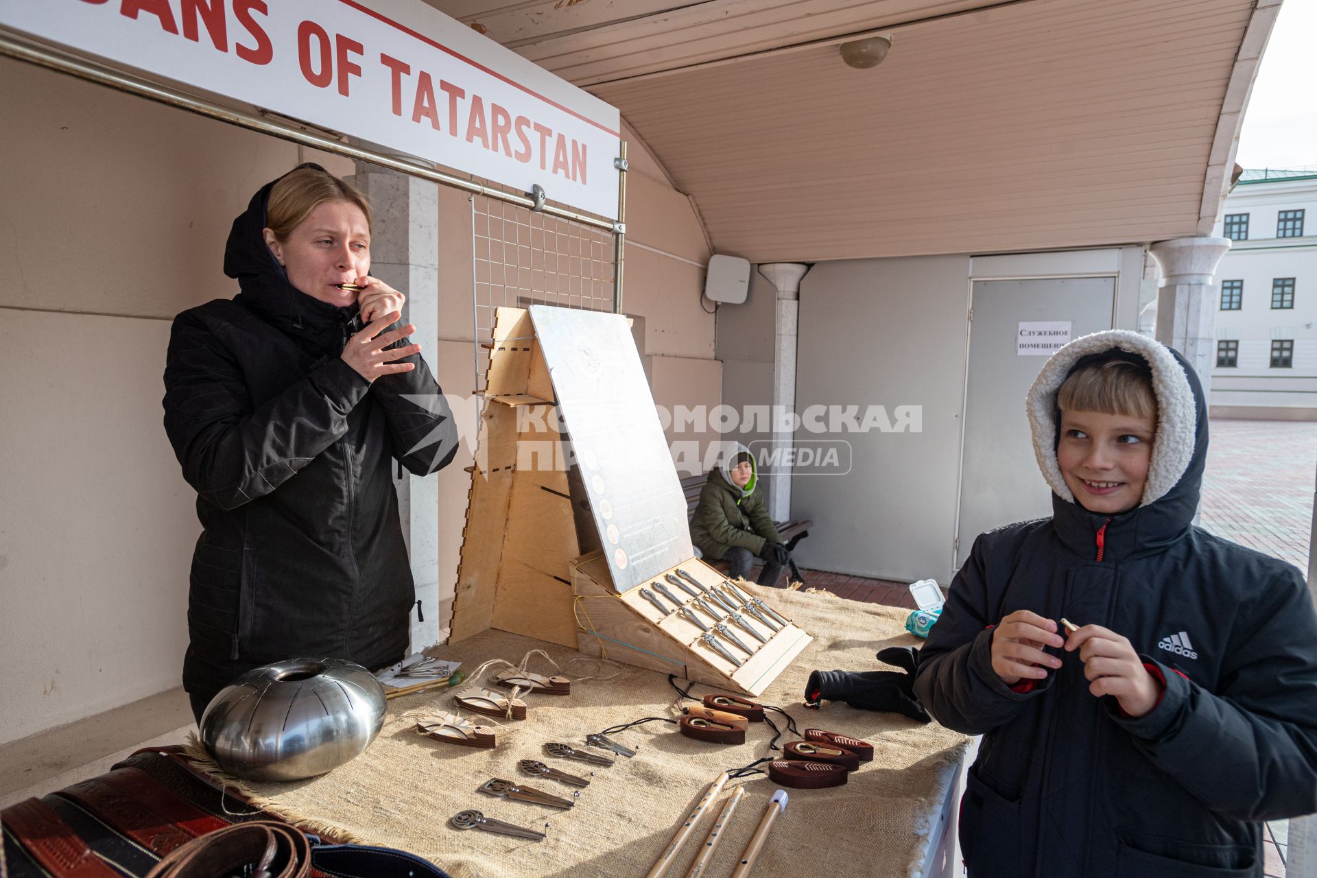 Казань.  Посетители в сувенирной лавке Казанского Кремля.