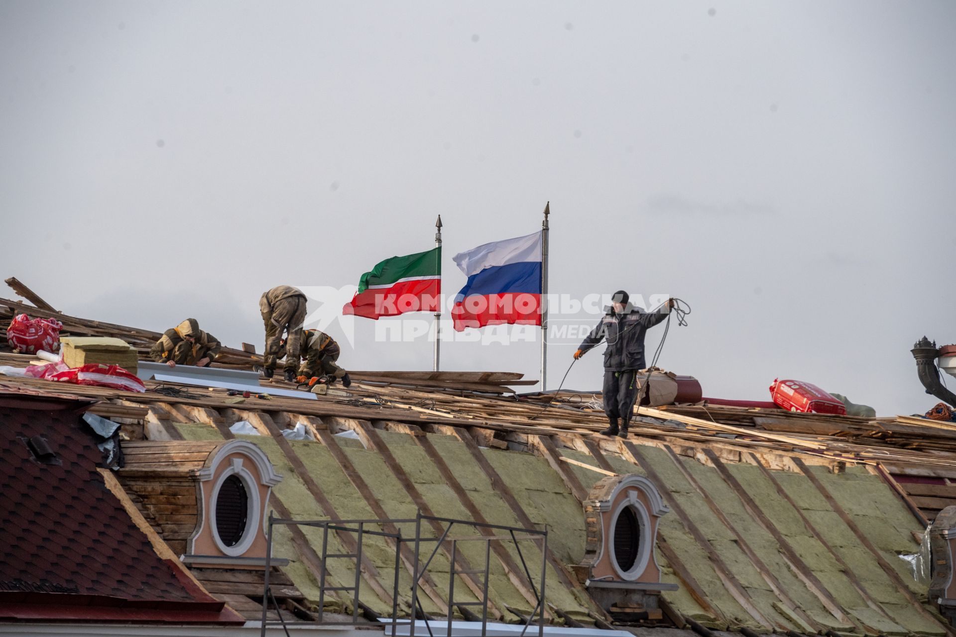 Казань.  Ремонтные работы на крыше  здания Казанского Кремля.