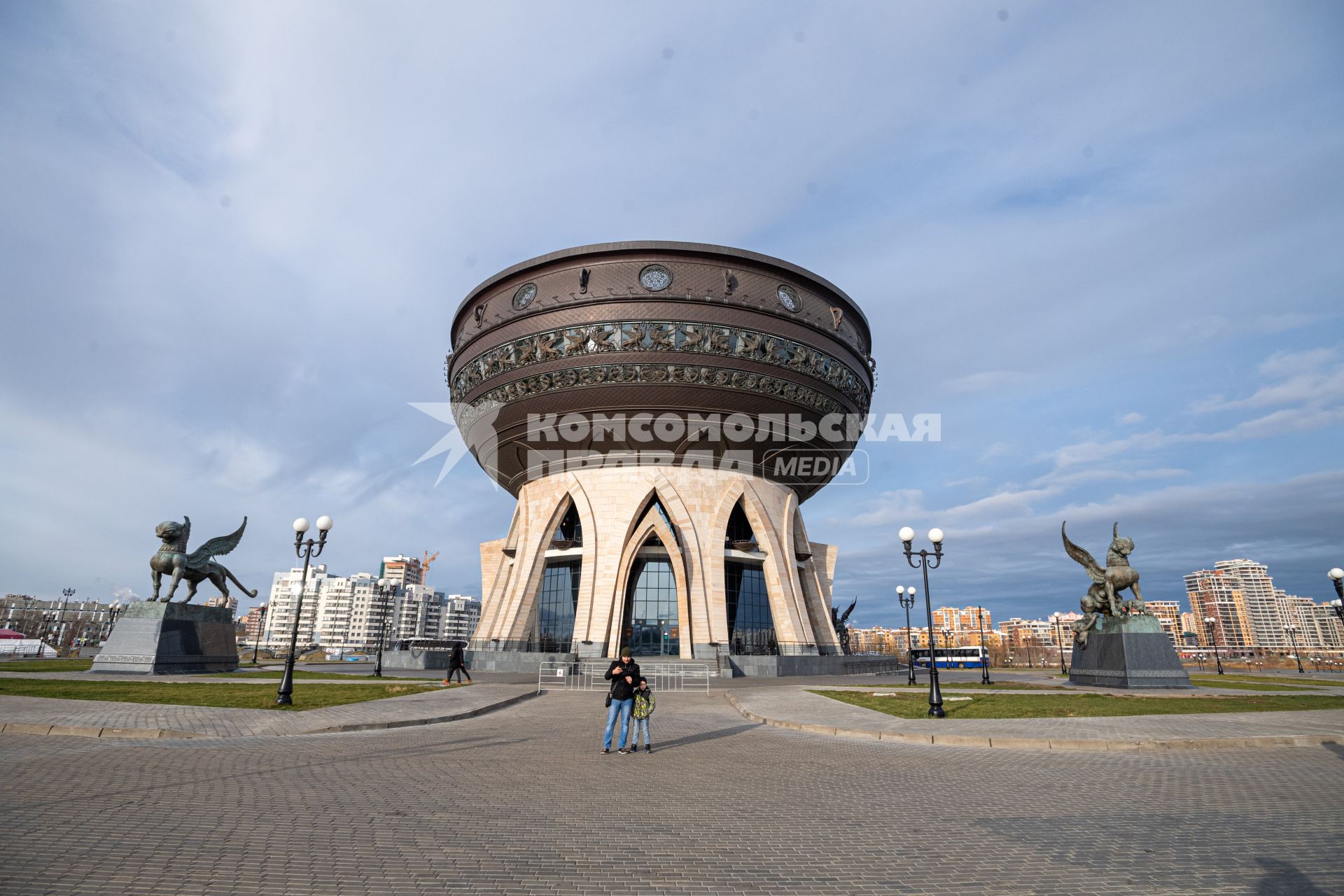 Казань. Вид на центр семьи дворец бракосочетаний  `Казан`.
