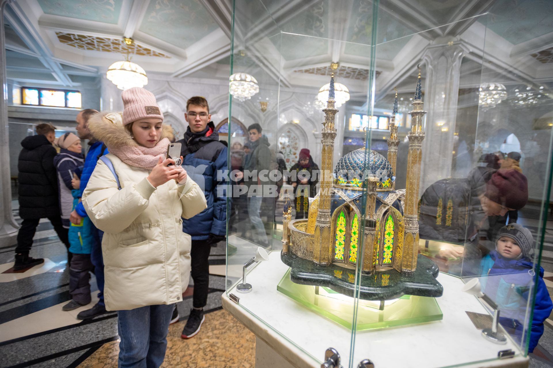 Казань. Посетители в  Мечети Кул-Шариф на территории  Казанского Кремля.