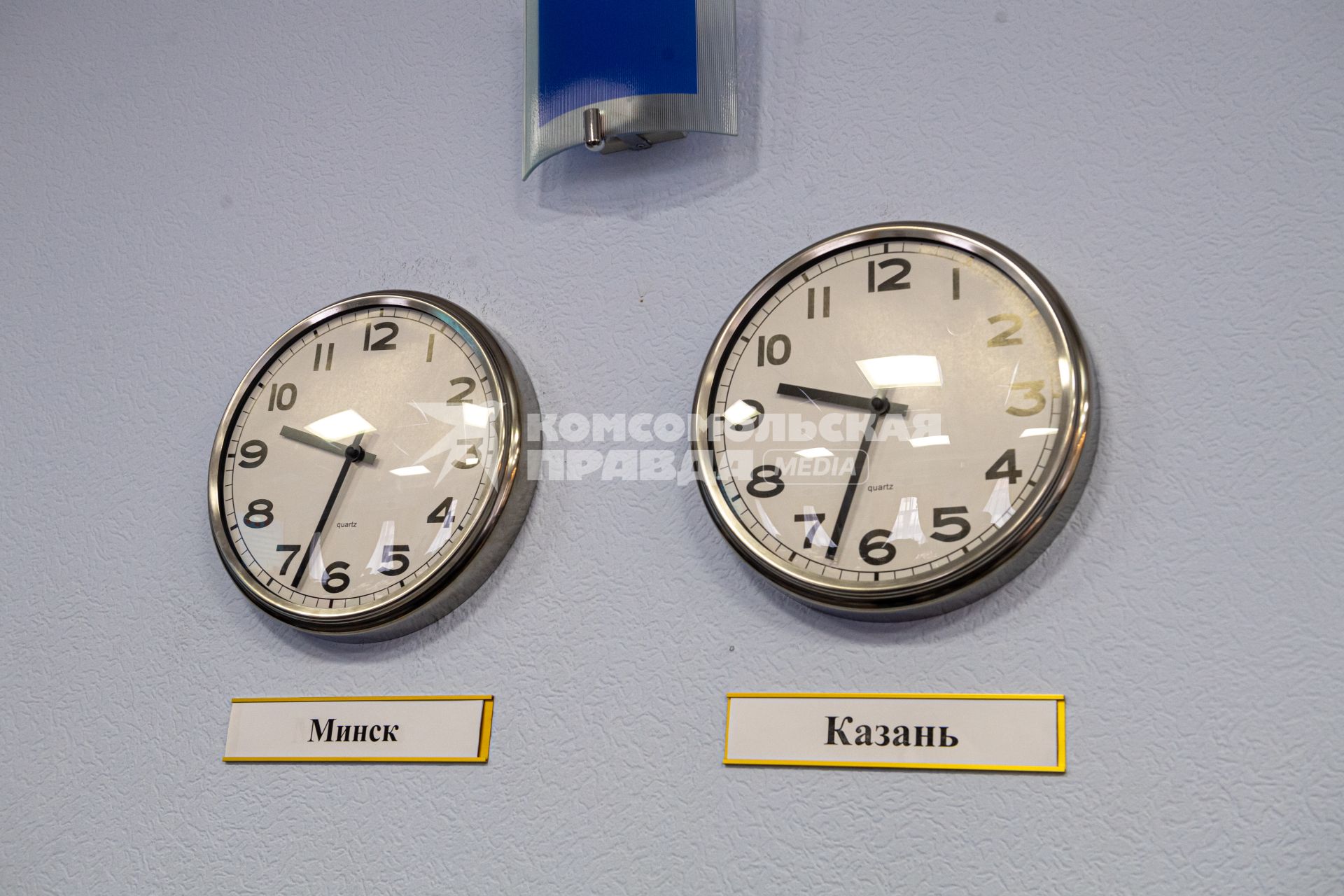 Казань.  Настенные часы показывают Минское и Казанское время.