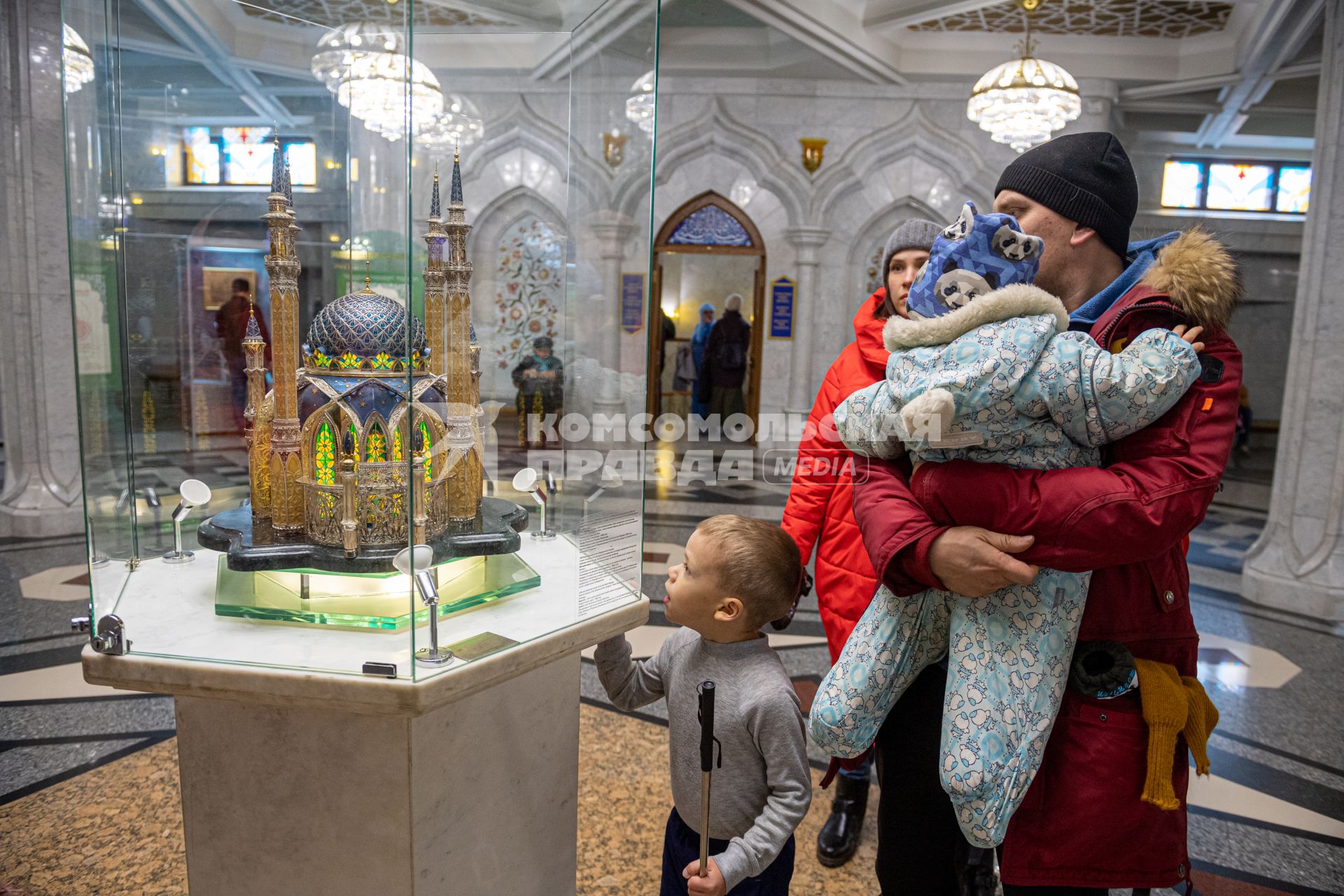Казань. Посетители в  Мечети Кул-Шариф на территории  Казанского Кремля.