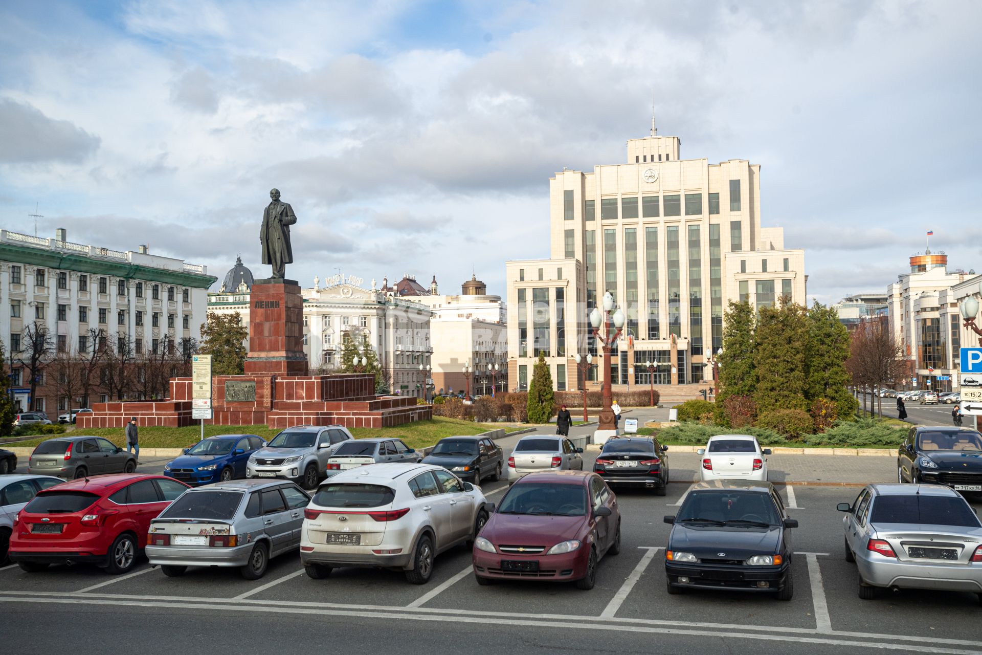 Казань. Вид на памятник Ленину на площади Свободы и здание Госсовета ТР.