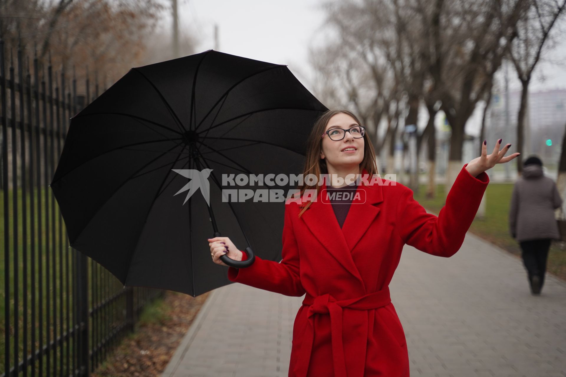 Самара. Девушка на улице под зонтом.
