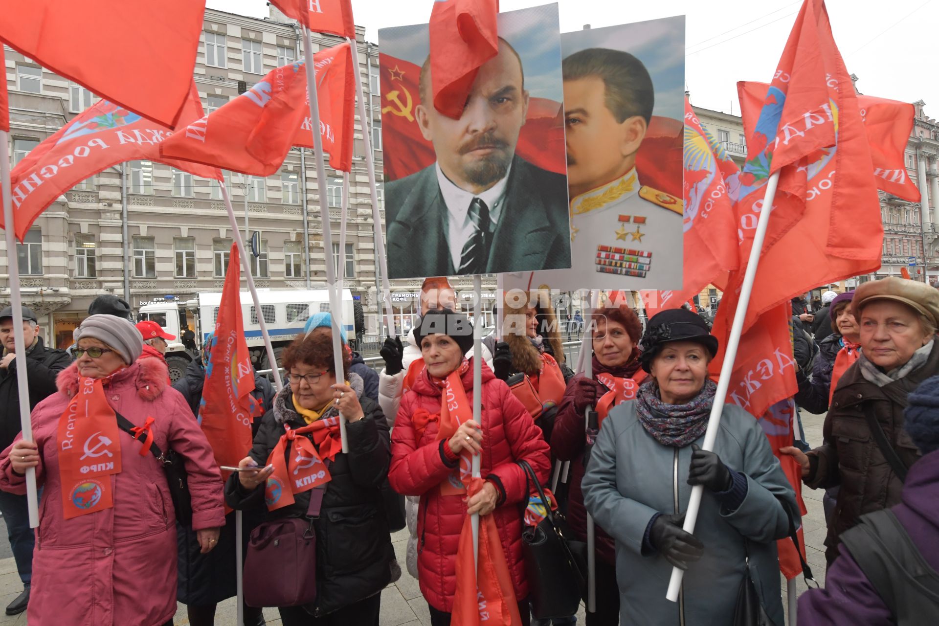 Москва. Участники  шествия, посвященного 102-й годовщине Великой Октябрьской  социалистической революции.