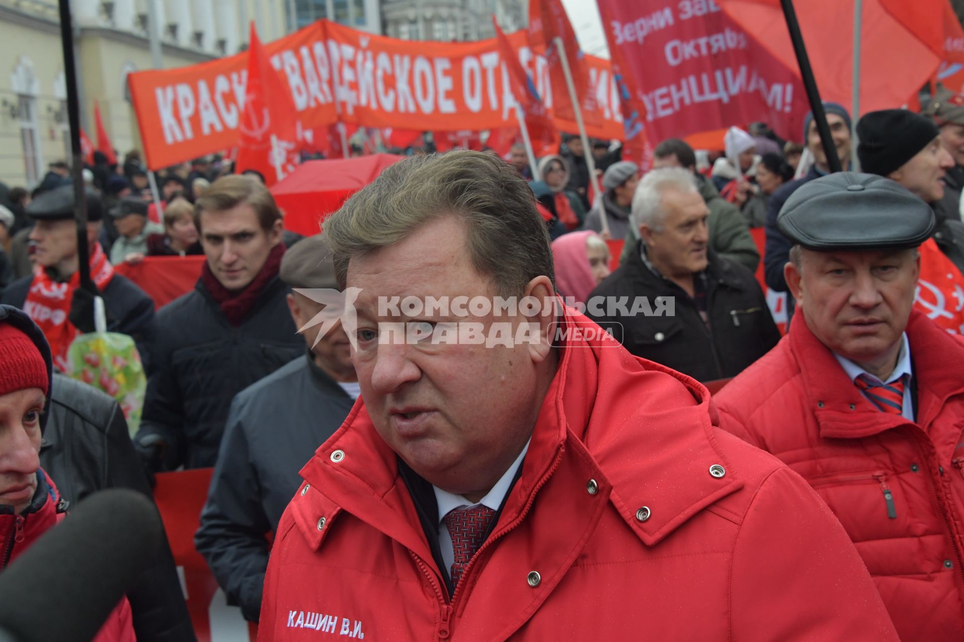 Москва. Председатель комитета Госдумы РФ по аграрным вопросам Владимир Кашин во время  шествия, посвященного 102-й годовщине Великой Октябрьской  социалистической революции.