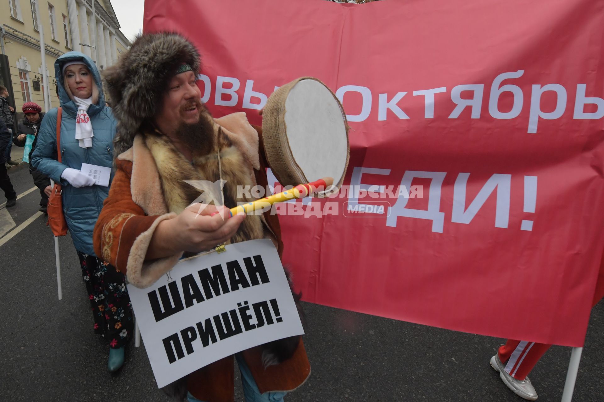 Москва. Участники  шествия, посвященного 102-й годовщине Великой Октябрьской  социалистической революции.