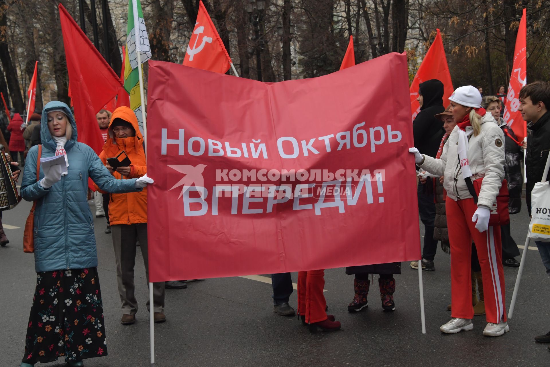 Москва. Участники  шествия, посвященного 102-й годовщине Великой Октябрьской  социалистической революции.