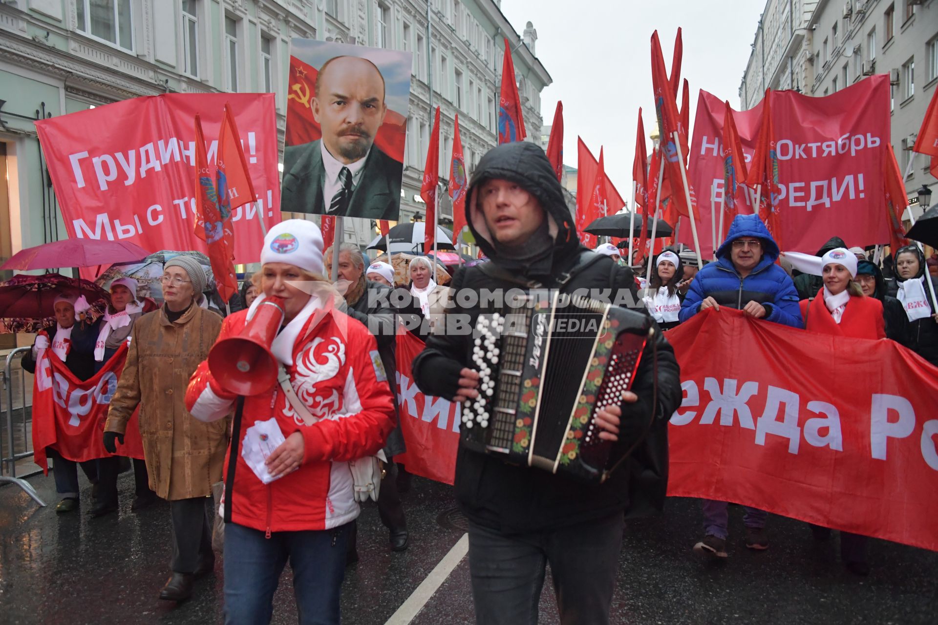 Москва. Участники  шествия, посвященного 102-й годовщине Великой Октябрьской  социалистической революции.