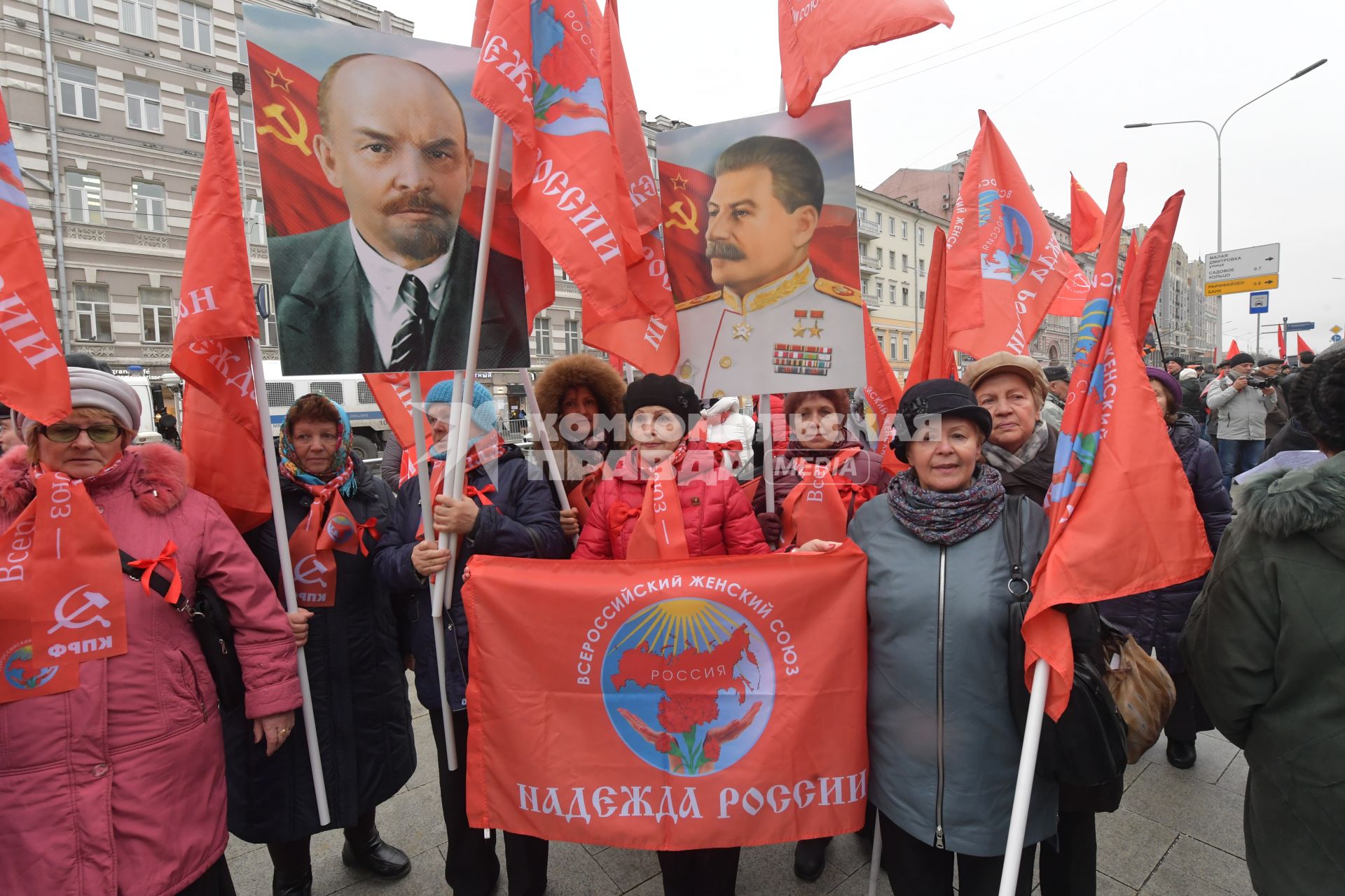 Москва. Участники  шествия, посвященного 102-й годовщине Великой Октябрьской  социалистической революции.