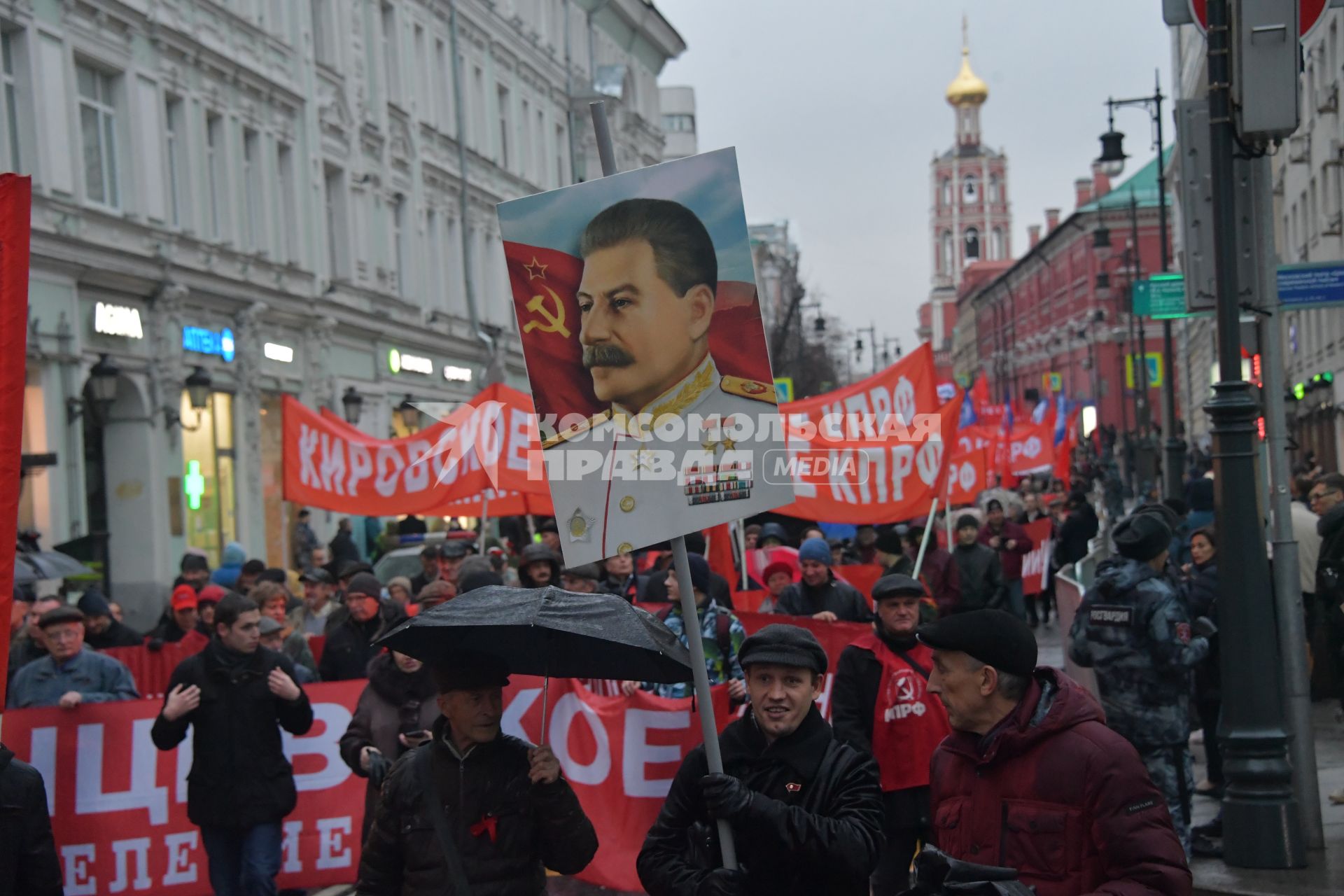 Москва. Участники  шествия, посвященного 102-й годовщине Великой Октябрьской  социалистической революции.