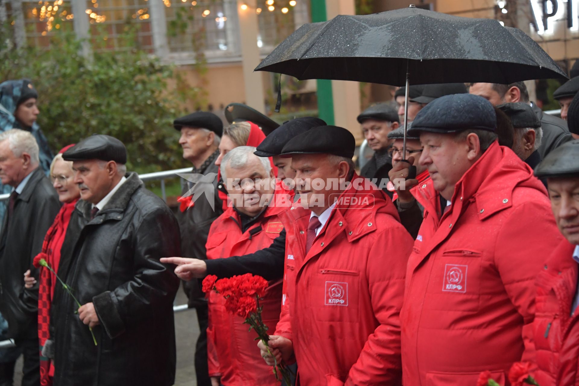 Москва. Председатель ЦК КПРФ Геннадий Зюганов  и председатель комитета Госдумы РФ по аграрным вопросам Владимир Кашин (справа) во время  шествия, посвященного 102-й годовщине Великой Октябрьской  социалистической революции.