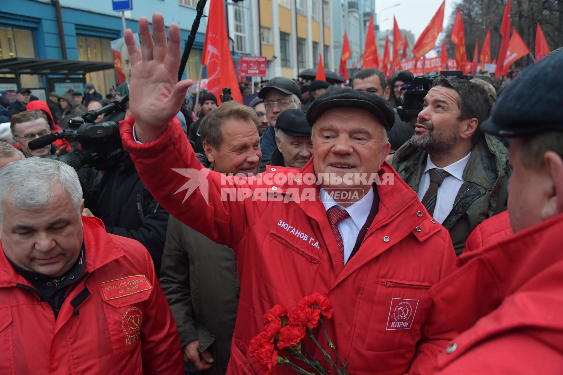 Москва. Председатель ЦК КПРФ Геннадий Зюганов во время  шествия, посвященного 102-й годовщине Великой Октябрьской  социалистической революции.