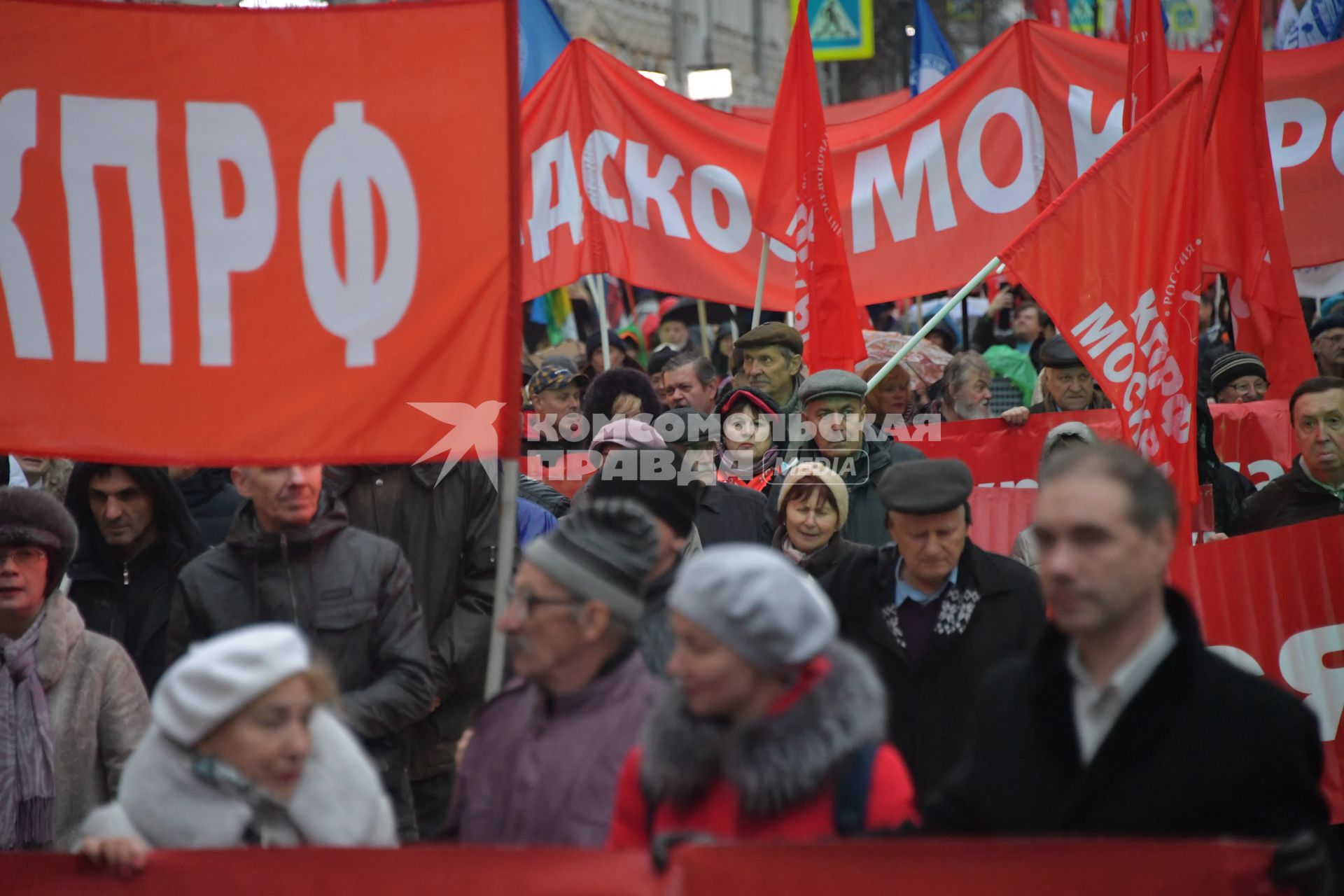 Москва. Участники  шествия, посвященного 102-й годовщине Великой Октябрьской  социалистической революции.