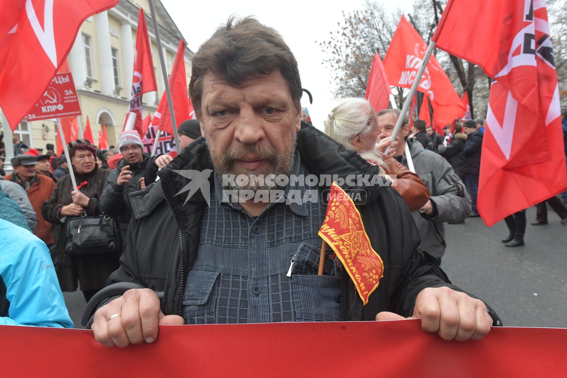 Москва. Участник  шествия, посвященного 102-й годовщине Великой Октябрьской  социалистической революции.