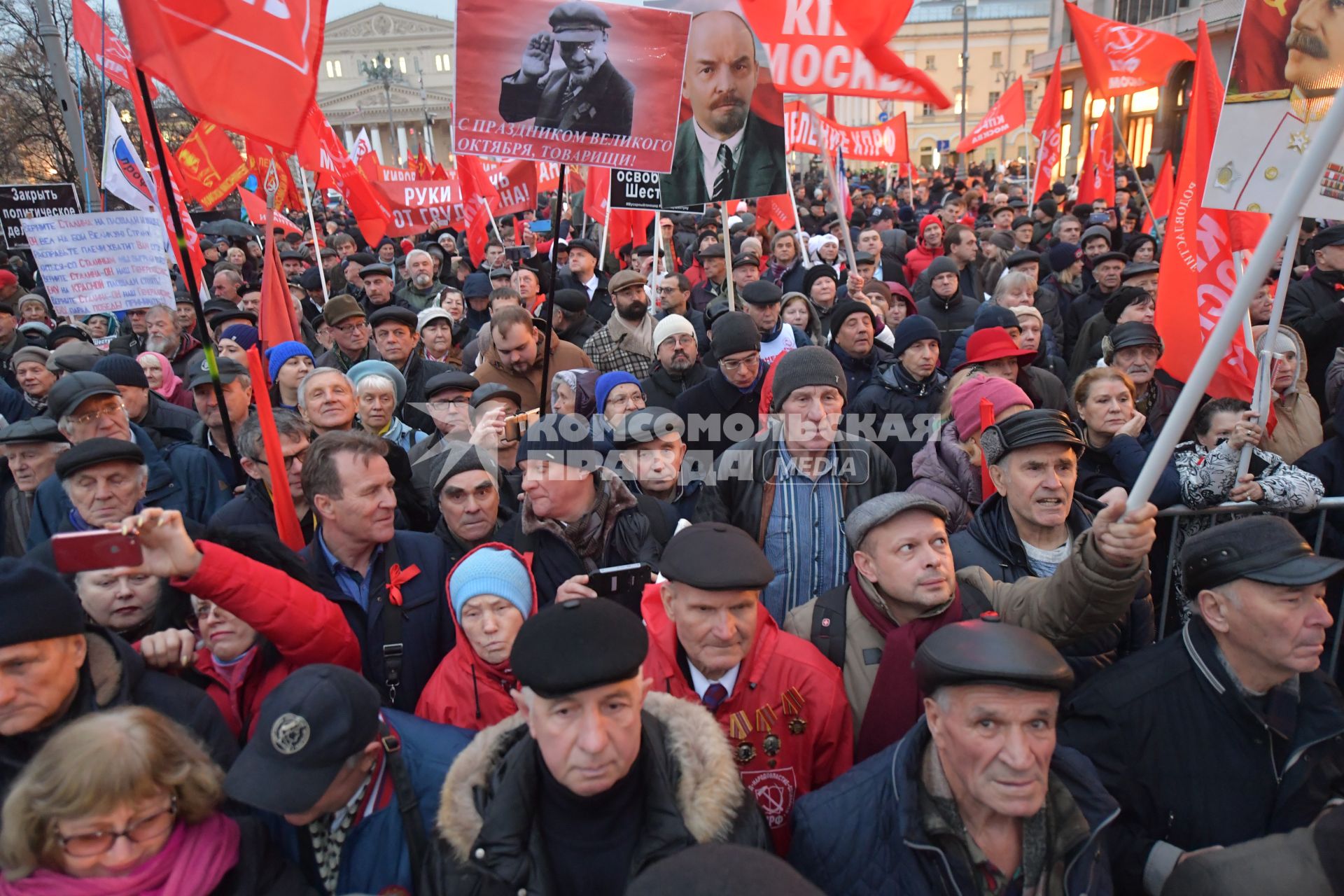 Москва. Участники  шествия, посвященного 102-й годовщине Великой Октябрьской  социалистической революции.