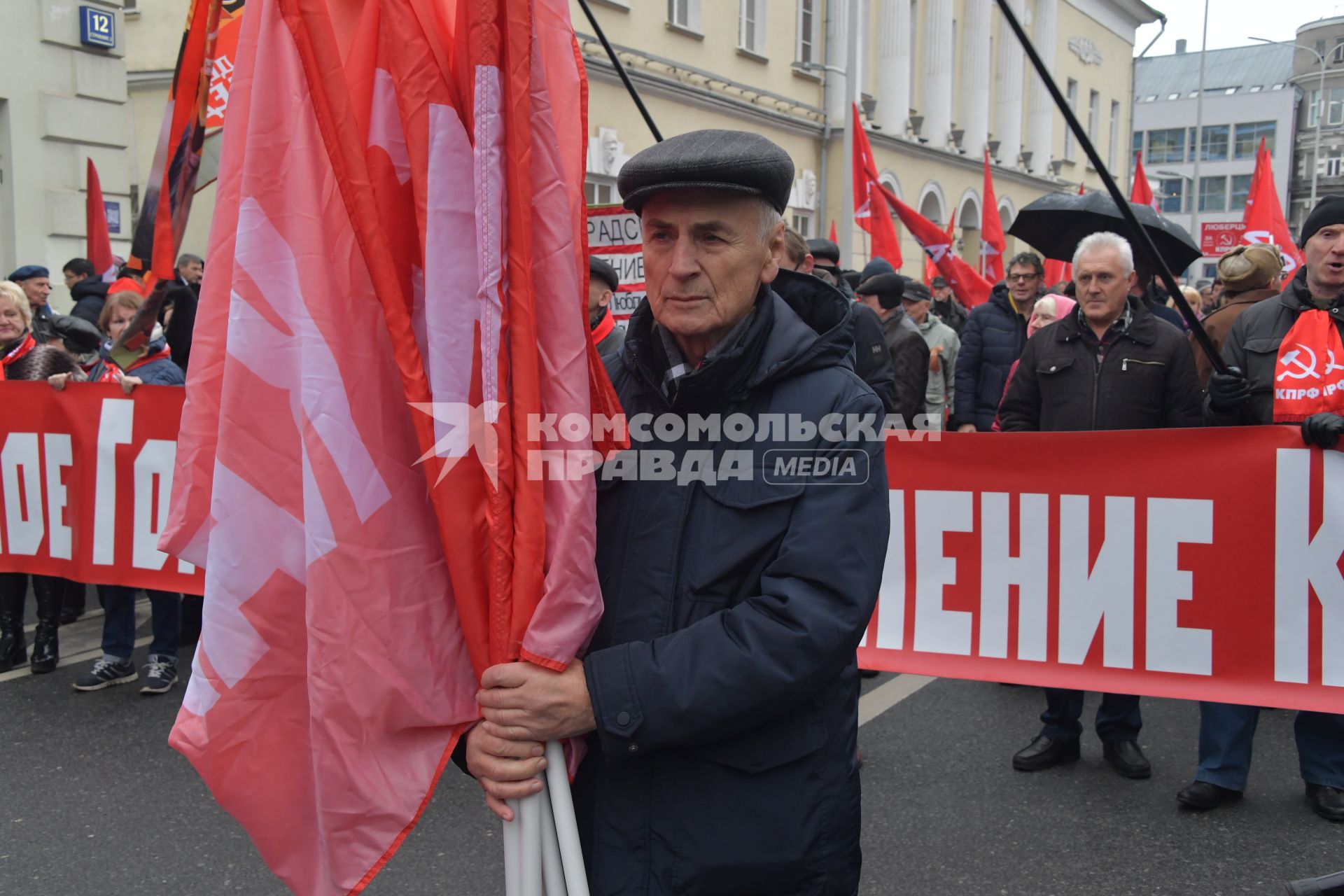 Москва. Участник  шествия, посвященного 102-й годовщине Великой Октябрьской  социалистической революции.