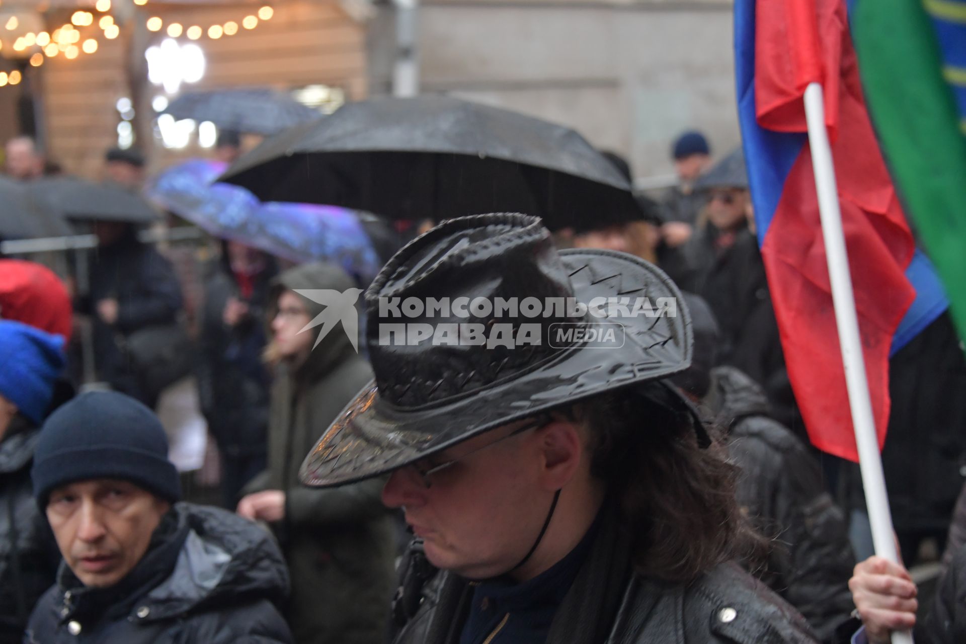 Москва. Участники  шествия, посвященного 102-й годовщине Великой Октябрьской  социалистической революции.