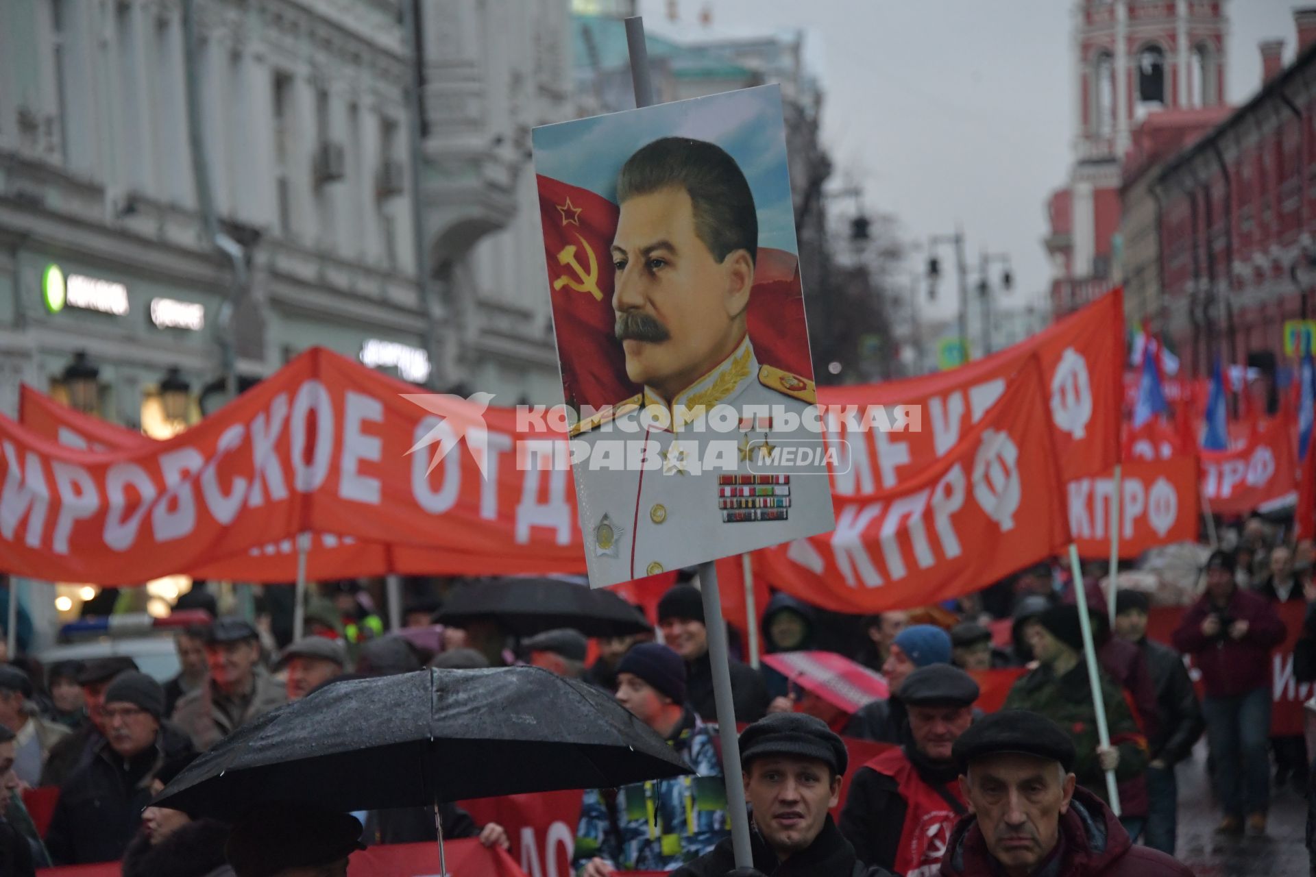 Москва. Участники  шествия, посвященного 102-й годовщине Великой Октябрьской  социалистической революции.