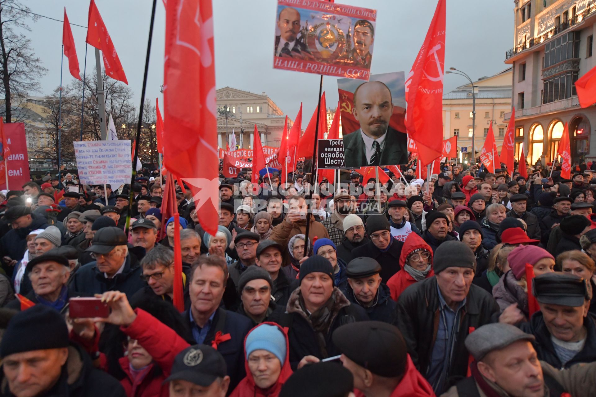 Москва. Участники  шествия, посвященного 102-й годовщине Великой Октябрьской  социалистической революции.