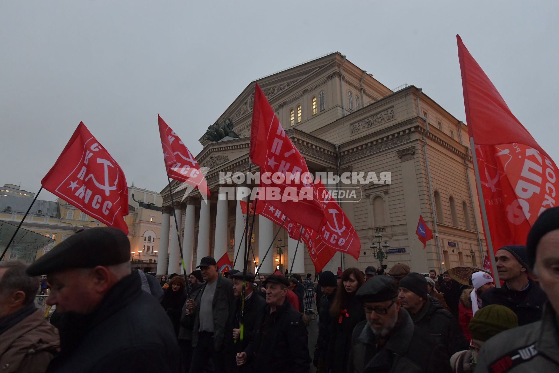 Москва. Участники  шествия, посвященного 102-й годовщине Великой Октябрьской  социалистической революции.